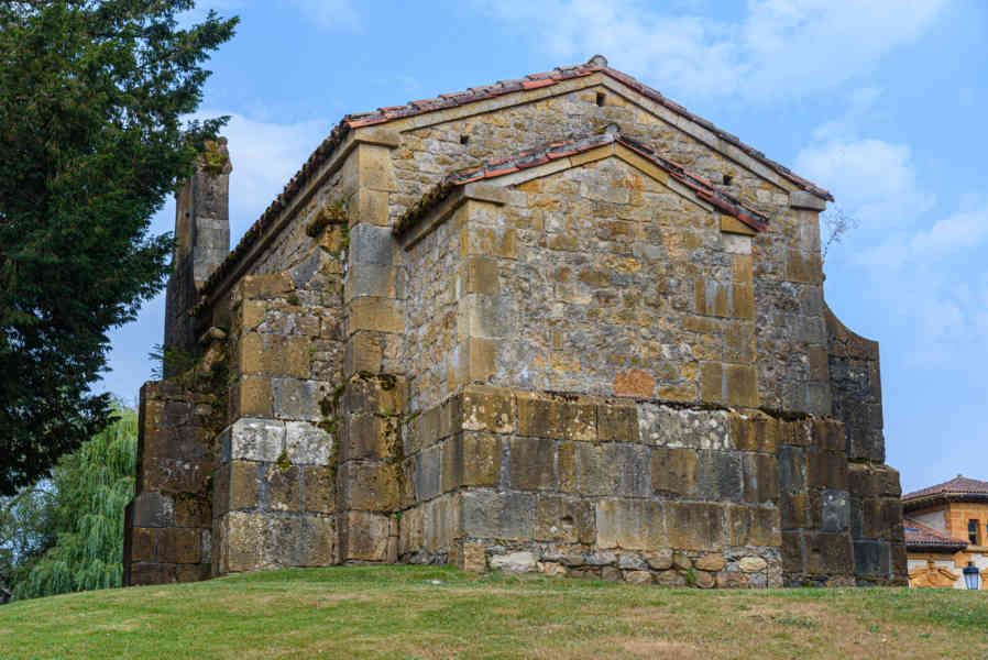 Principado de Asturias 015 - Cangas de Onís - capilla y dolmen de Santa Cruz.jpg